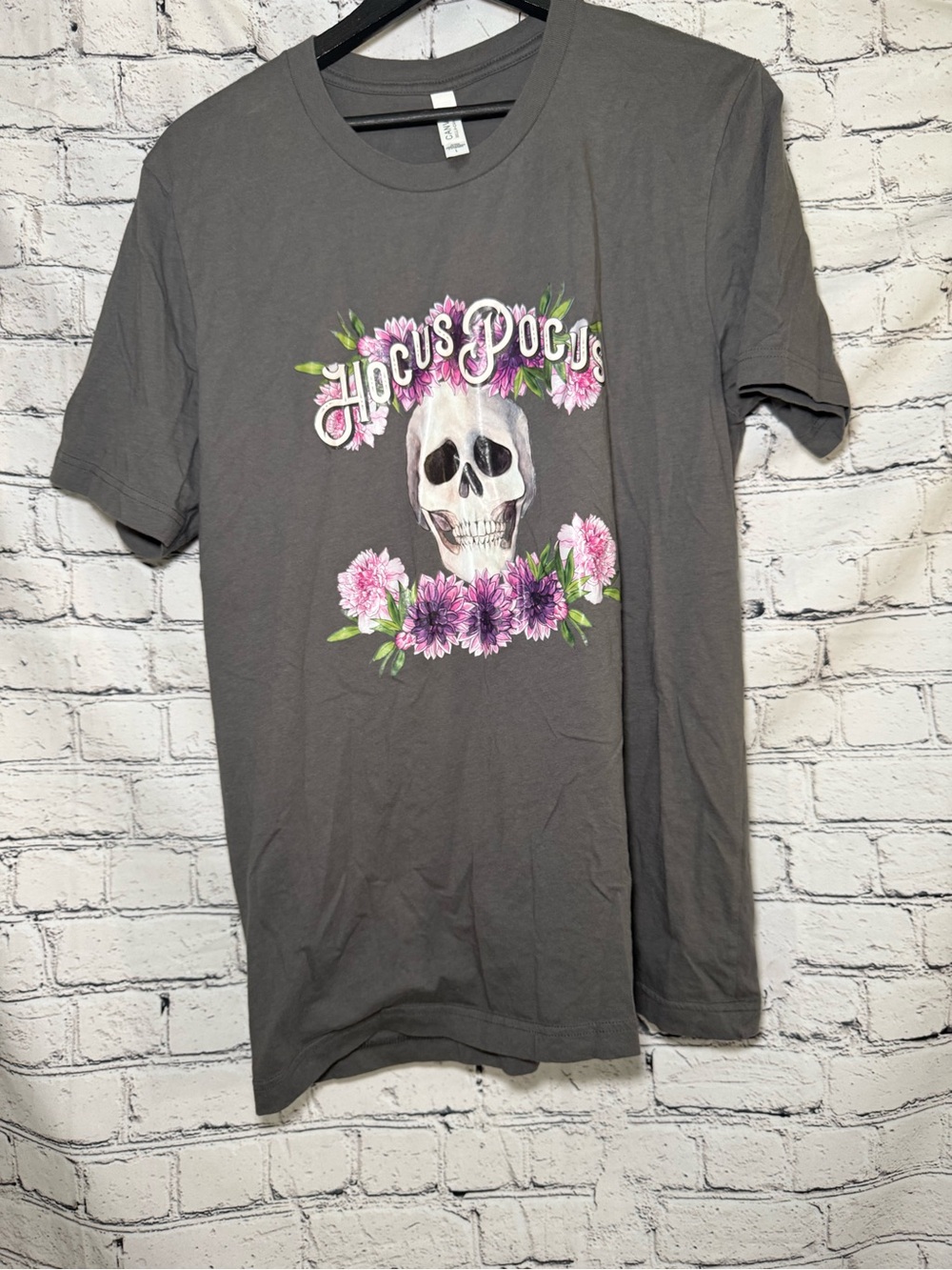 Hocus Pocus gray graphic tshirt. Size L